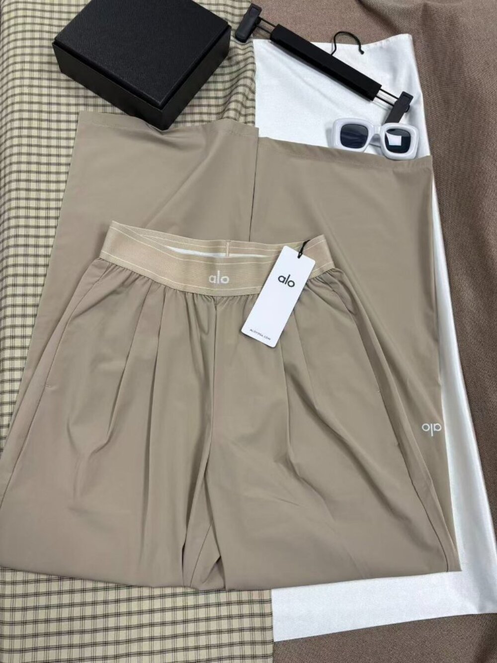 🎑Brand new with tags Alo Yoga Suit Up Trousers gravel color (Regular) loose fit - Picture 7 of 8